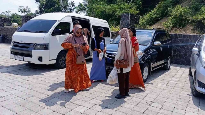Rombongan Mamah-mamah heboh tiba di lokasi (Dokumentasi pribadi: Isti Yogiswandani)