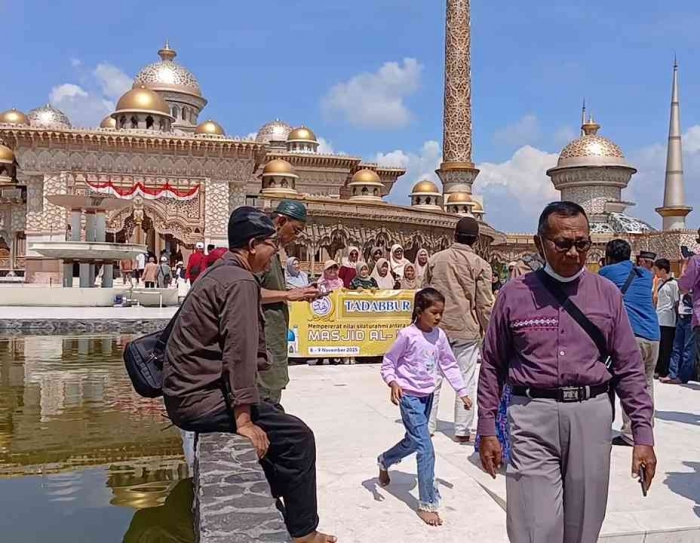 Menunggu giliran berfoto(Dokumentasi pribadi: Isti Yogiswandani)