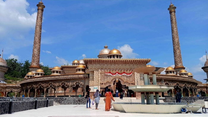 Masjid An Nahda, masjid yang indah di Bojonegoro(Dokumentasi pribadi: Isti Yogiswandani)