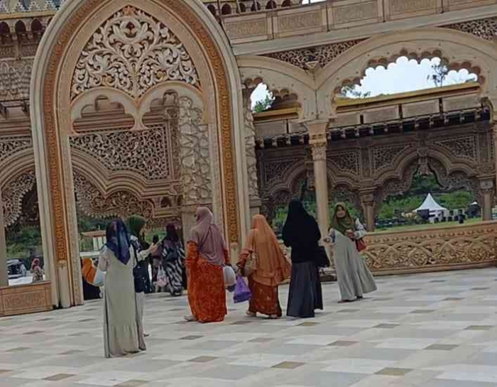 Di tengah masjid ada halaman luas melingkar (Dokumentasi pribadi: Isti Yogiswandani)