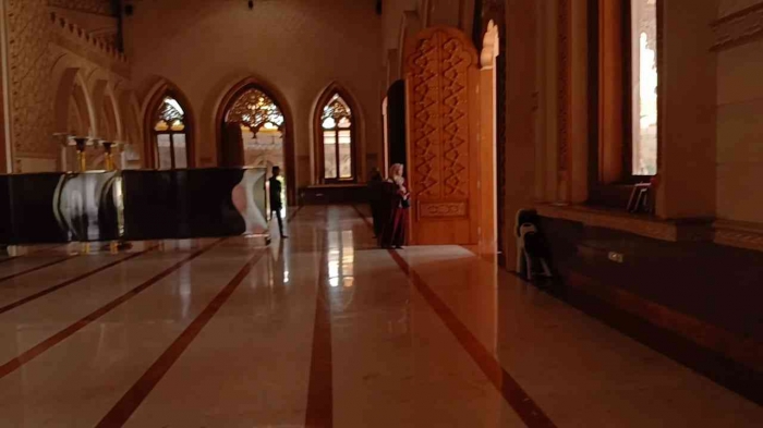 Sekat yang simple, tapi sudah bisa menunjukkan fungsinya sebagai pembatas tempat laki-laki dan wanita (Dokumentasi pribadi: Isti Yogiswandani)