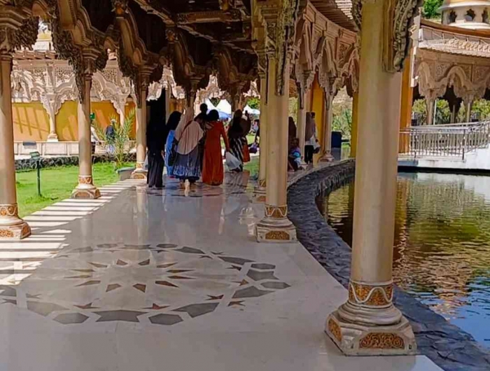 Kolam ikan yang mengelilingi masjid memberi vibes keindahan, kesejukan, dan kenyamanan(Dokumentasi pribadi: Isti Yogiswandani)