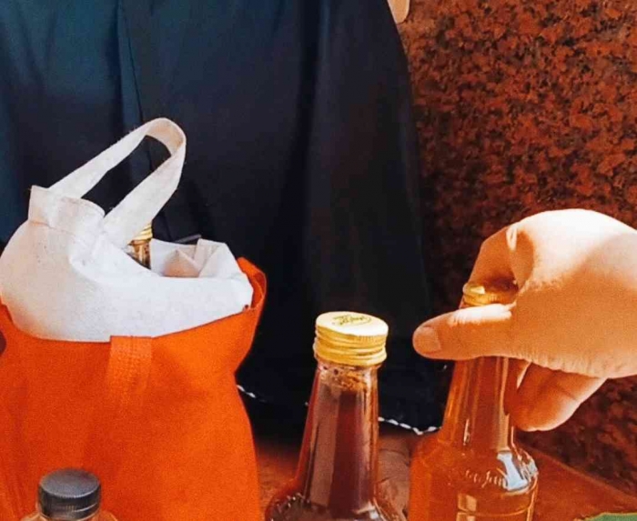 Madu yang dikemas dalam botol beling (Dokumentasi pribadi: Isti Yogiswandani)