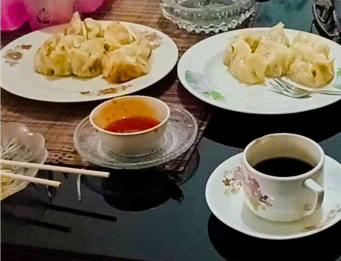 Saran penyajian Gyoza dengan dicocol saos(Dokumentasi pribadi: Isti Yogiswandani)