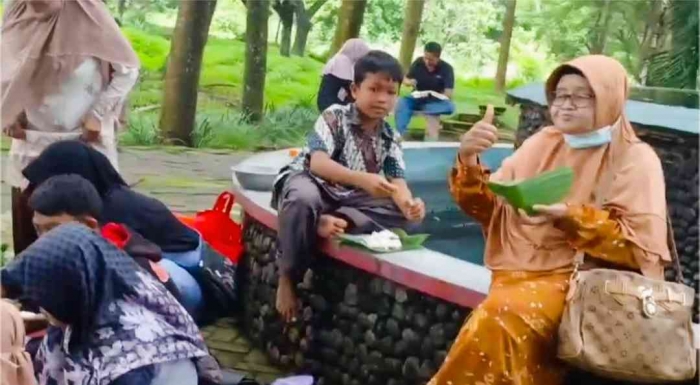 Mbah Uti dan Mas Zamzami (Dokumentasi pribadi: Isti Yogiswandani)