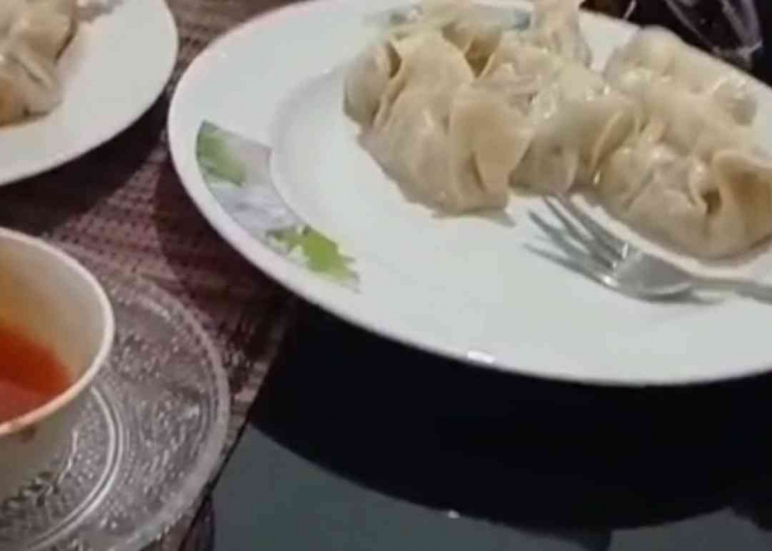 Gyoza goreng dan kukus, disajikan dengan dicocol saos(Dokumentasi pribadi: Isti Yogiswandani)