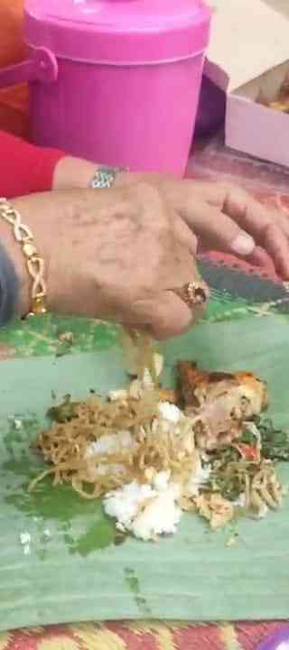 Nikmatnya Ndhudhah bontot (Dokumentasi pribadi: Isti Yogiswandani)