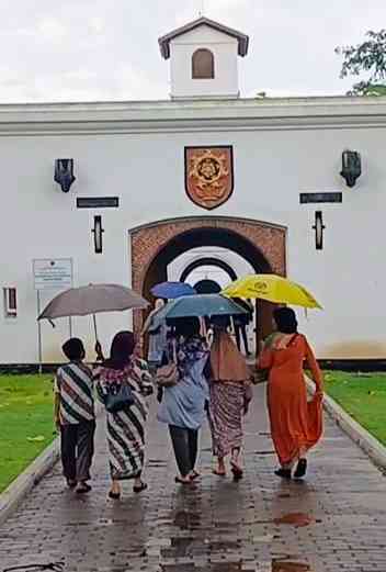 Menuju benteng dengan semangat 45 meski gerimis (Dokumentasi pribadi: Isti Yogiswandani)