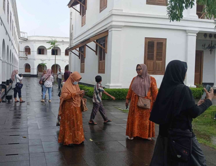 Berpose di keindahan bangunan benteng Pendem (Dokumentasi pribadi: Isti Yogiswandani)