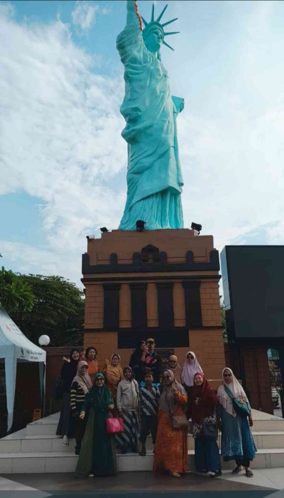 Sampai di Amerika, berpose di bawah patung Liberty (Dokumentasi RT 11)