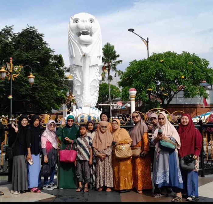 Mampir ke Singapura, di bawah miniatur patung Merlion(Dokumentasi RT 11)