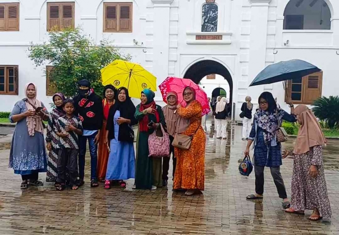 Mamah-mamah RT 11 Mengeksplor benteng Van den Bosch dalam gerimis (Dokumentasi pribadi: Isti Yogiswandani)