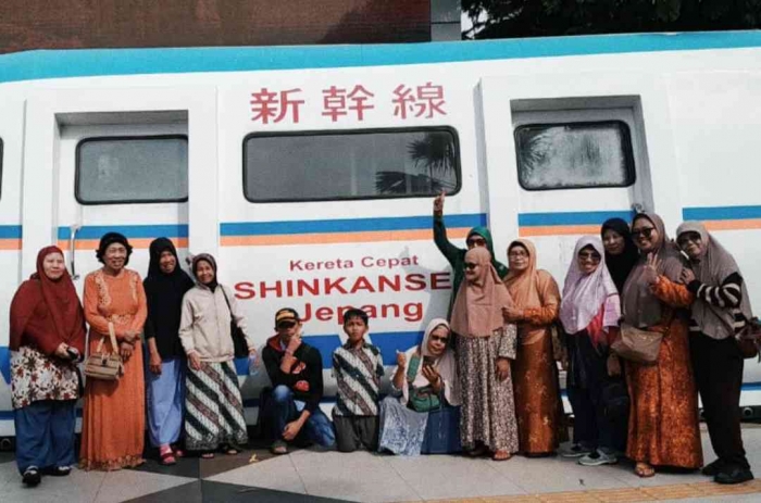 Sampai ke Jepang, berpose di depan kereta cepat Shinkansen (Dokumentasi RT 11)