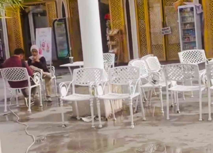 Meja dan kursi untuk menikmati kuliner di PSC(Dokumentasi pribadi: Isti Yogiswandani)