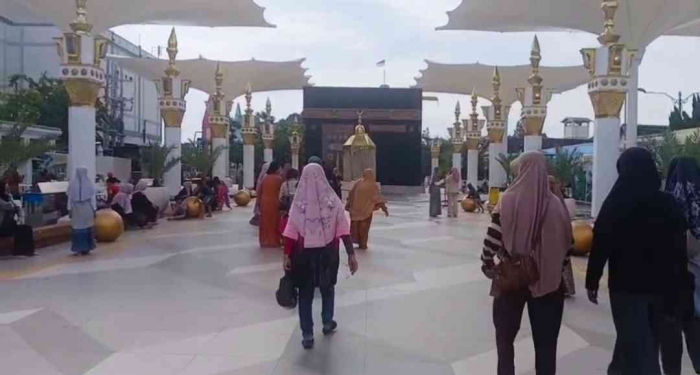 Rombongan Mamah-mamah RT 11 menuju Ka'bah(Dokumentasi pribadi: Isti Yogiswandani)