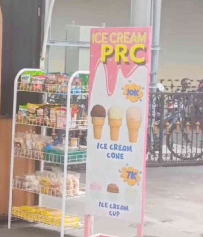 Tersedia es krim dengan harga terjangkau (Dokumentasi pribadi: Isti Yogiswandani)