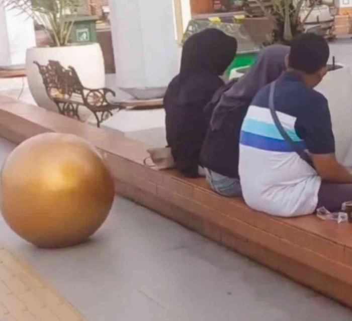 Duduk-duduk santai bersama keluarga di PSC(Dokumentasi pribadi: Isti Yogiswandani)