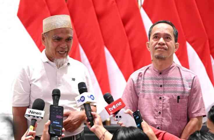 Dua guru Luwu Utara, Abdul Muis dan Rasnal, menerima surat rehabilitasi langsung dari Presiden Prabowo di Lanud Halim Perdanakusuma. (foto:BPMI)