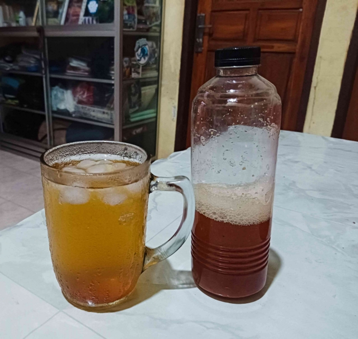 Madu yang tadi buihnya keluar, kini tinggal setengah kurang (Dokumentasi pribadi: Isti Yogiswandani)