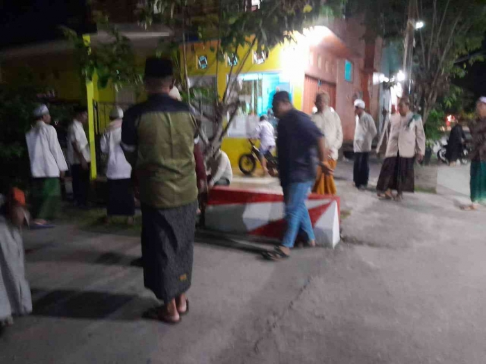 Jamaah masjid menuju rumah warga yang adakan selamatan (dokpri)