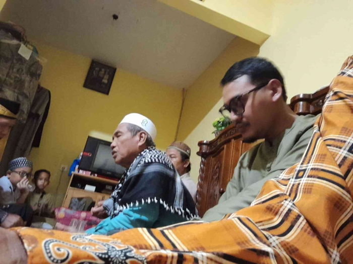 H. Ahmad Muzni memimpin doa sebelum makan selamatan (dokpri)