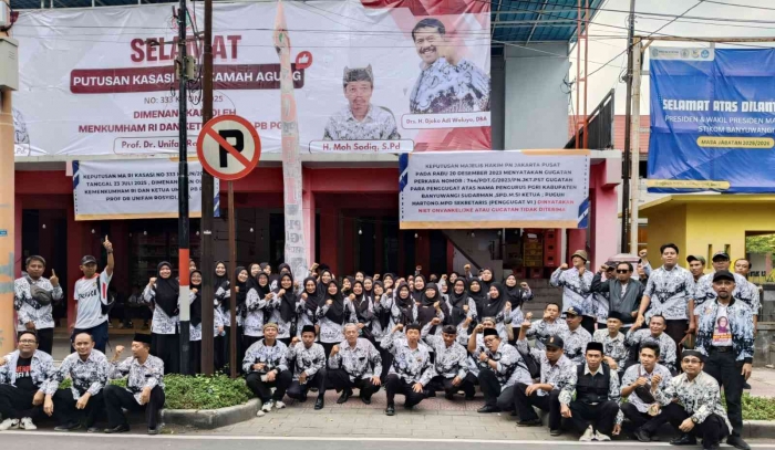 Guru guru anggota PGRI kabupaten Banyuwangi bersama ketua PGRI Muhammad Sodiq menempati kembali Kantor nya. Sumber dokpri