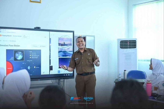 bapak guru di SMPN 4 Bekasi/kemdikdasmen