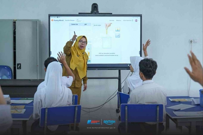 Ibu Guru SMPN 4 Bekasi/kemdikdasmen