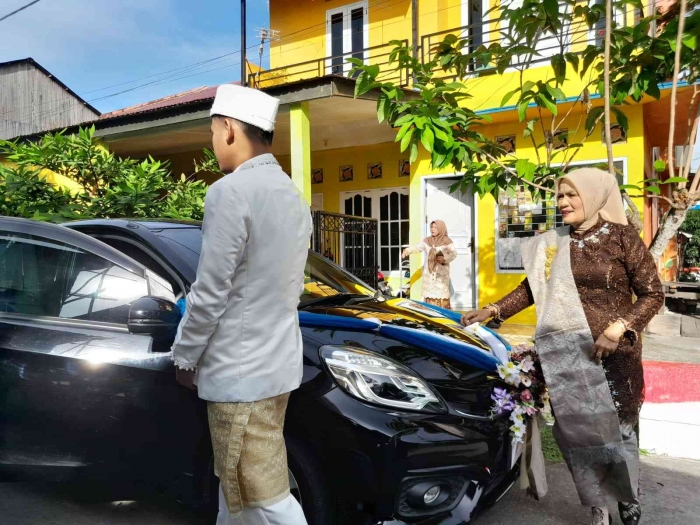 Ibnu Azhari siap berangkat menuju tempat akad nikah diikuti ibundanya (dokpri)