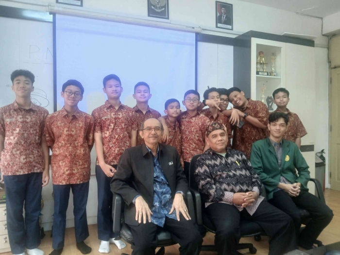 Omjay bersama prof ivan dan siswanya/dokpri