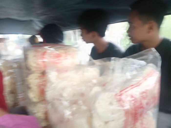 Omjay di dalam angkot bersama penjual krupuk palembang/dokpri