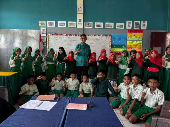 (Own source) Prof. Elim with SD Negeri 8 Bula's elementary school students during intuitive teaching style in English.