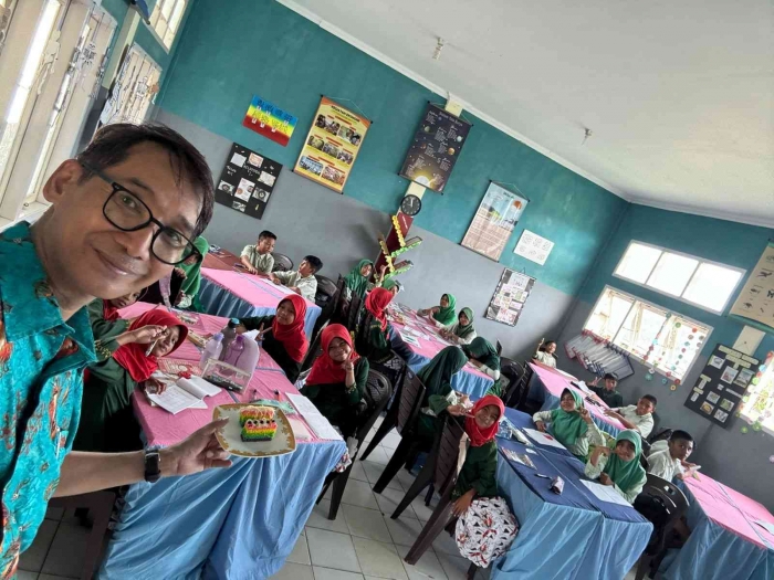 (Selfie photo) the circumstances in the English class at SD Negeri 8 Bula, Seram Timur.