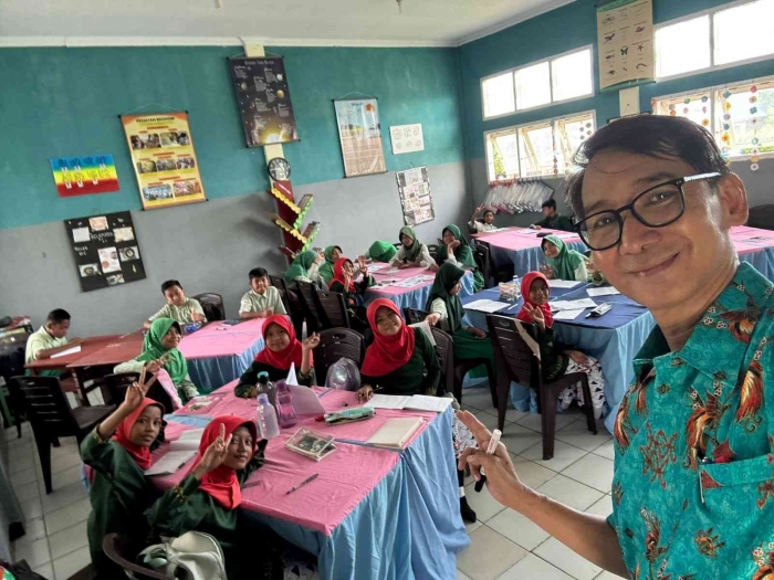 (Own photo during teaching) This SD Negeri 8 Bula is one of the best prototype school in Bula region of Seram timur.