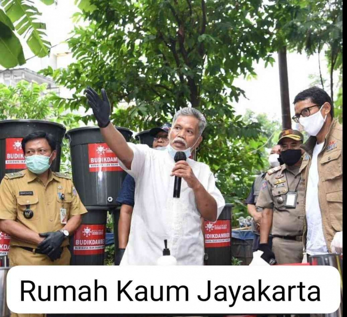 Ayah didi sebagai pembina KTH rumah kaum Jayakarta memberikan keterangan kepada Sandiaga Uno didampingi Nawawi dari KPKP, sumber dokpri