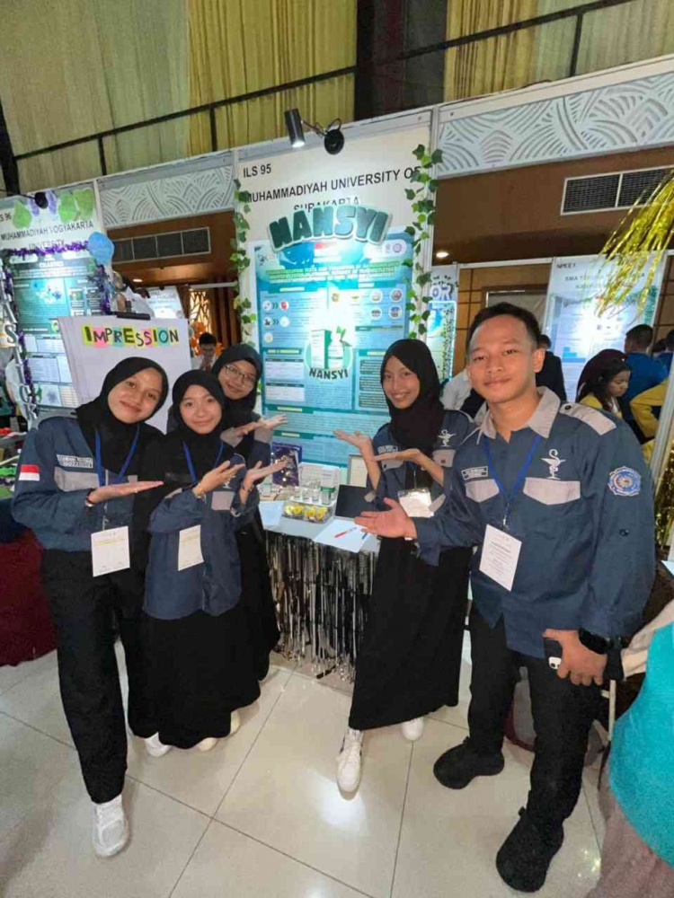 Booth Riset Prestasi Internasional : Nanoemulsi Benalu Teh Antiinflamasi Karya ...