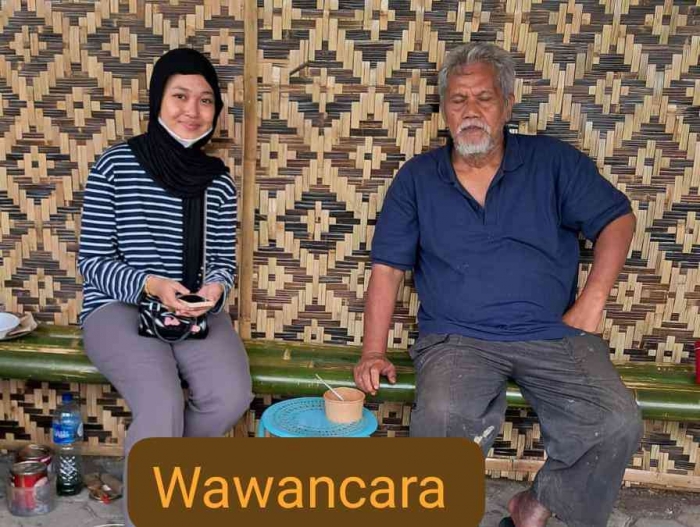 Sazkia Audy sedang mewawancarai ayah didi di KTH rumah kaum Jayakarta,