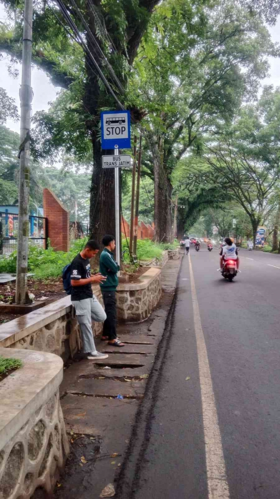 Calon penumpang menunggu di GOR Ken Arok. - (Dokumentasi Pribadi)