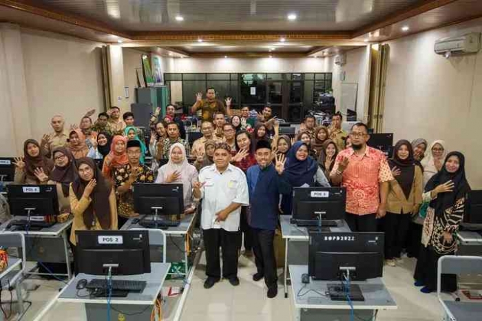 Omjay dan pak Dedi serta guru-guru SMKN 4 Bekasi