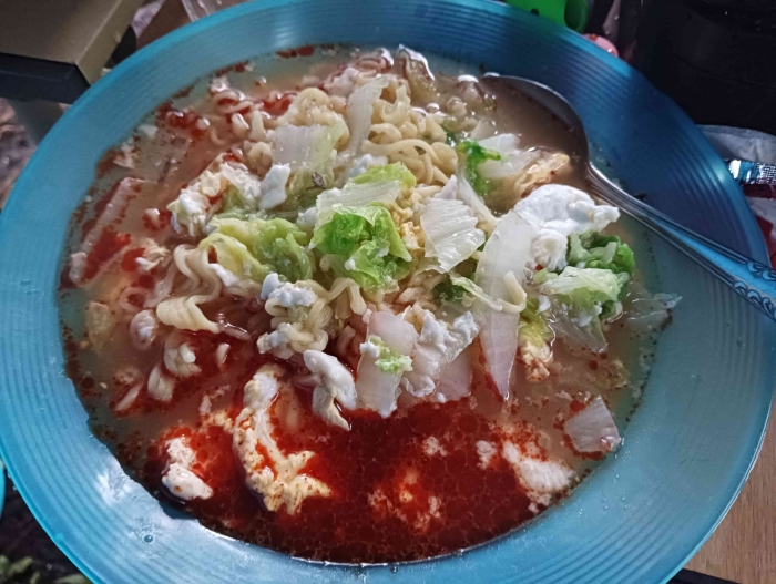 Mie instan selera pedas, sawi dan telur kopyok(Dokumentasi pribadi: Isti Yogiswandani)