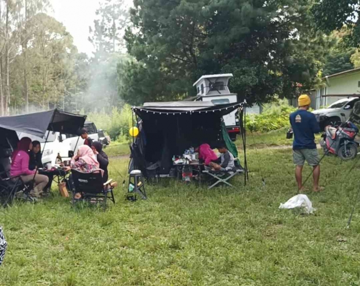 Ngopi dan ngobrol bersama bestie saat camping (Dokumentasi pribadi: Isti Yogiswandani)