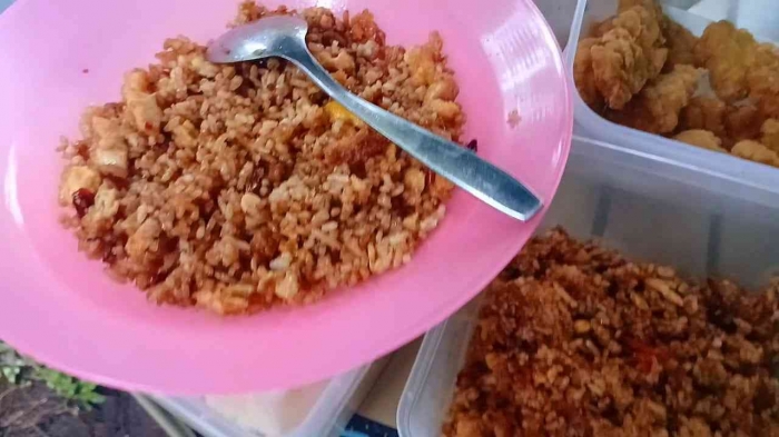 Sarapan nasi goreng dengan lauk seadanya, telur dan Chicken katsu (Dokumentasi pribadi : Isti Yogiswandani)
