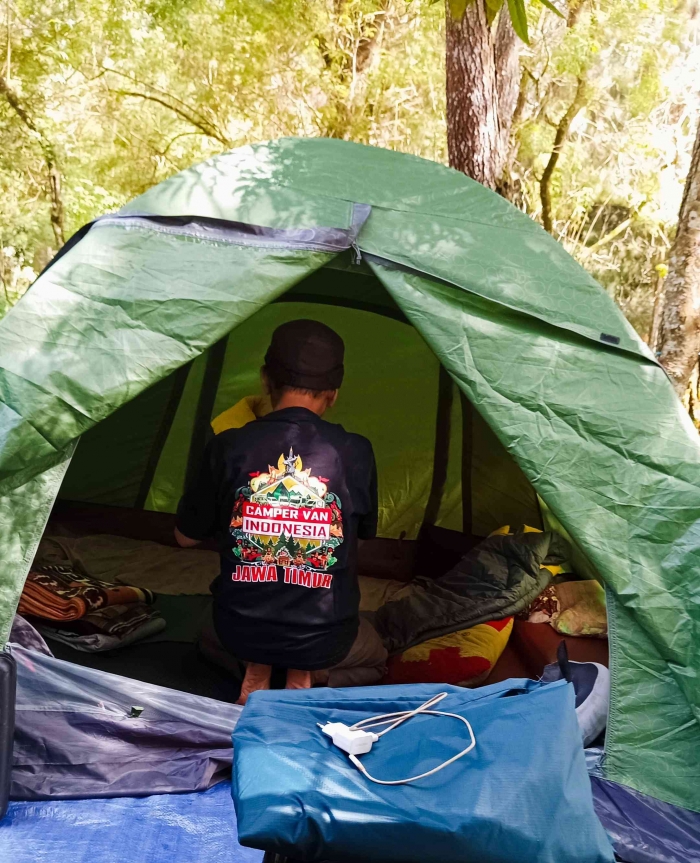 Menata tenda(Dokumentasi pribadi: Isti Yogiswandani)