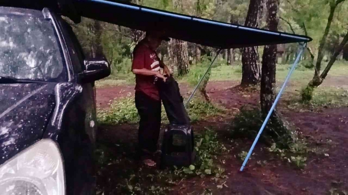 Pasang Auning dulu untuk berteduh (Dokumentasi pribadi: Isti Yogiswandani)