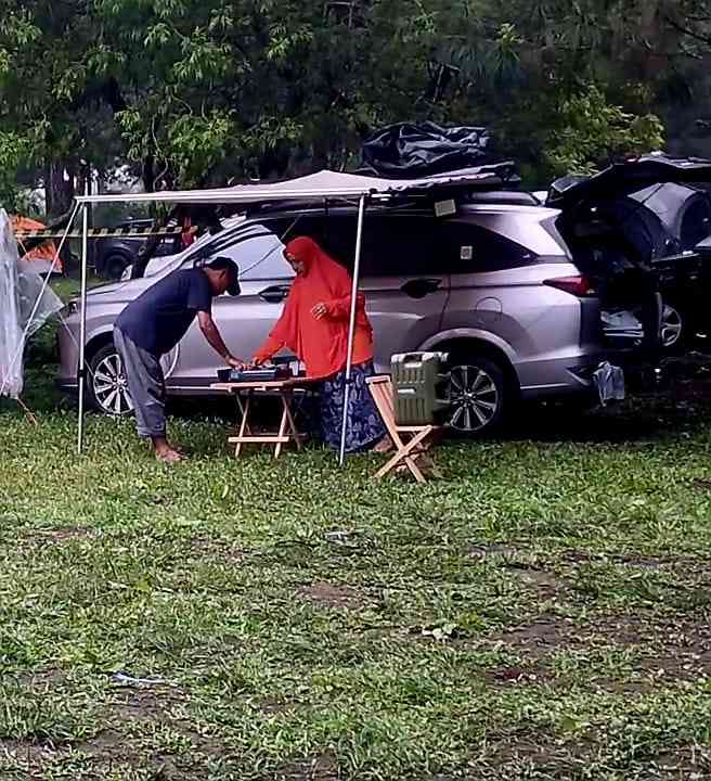 Camping bersama pasangan suami istri (Dokumentasi pribadi: Isti Yogiswandani)
