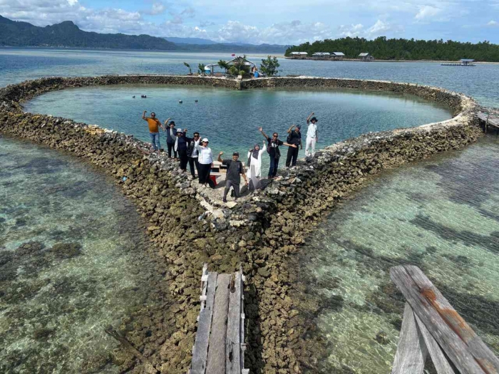 (Own Photo) A group of Asistensi Mengajar UNPATTI 2025 in Bula, East Seram, leading by Dr. Sisi Limba.