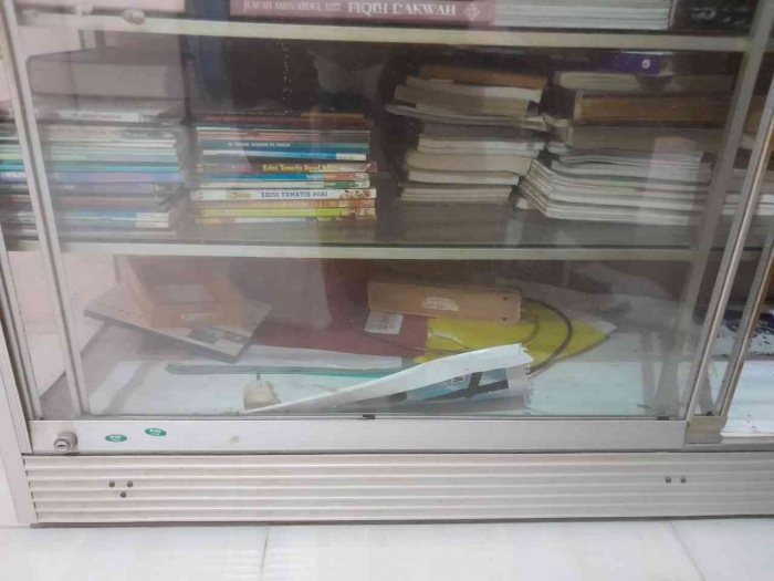 Rak lemari buku paling bawah sering terendam banjir (dokpri)