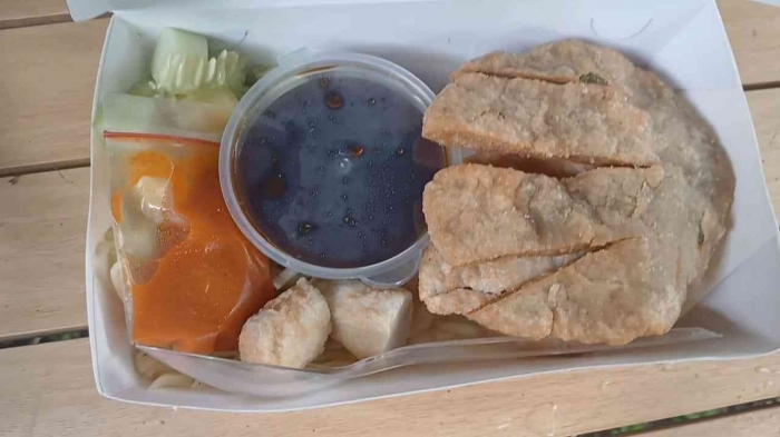 Isi kemasan pempek Fita mix(Dokumentasi pribadi: Isti Yogiswandani)