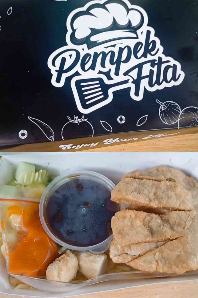 Pempek Mix dengan kelengkapan irisan timun dan nanas, saya cuko, sambal, dan mie(Dokumentasi pribadi: Isti Yogiswandani)