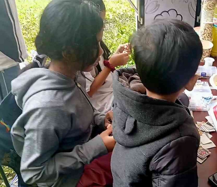 Fatin : Si Kecil yang Kreatif dan Berjiwa Entrepreneur. Berkarya sambil bermain dengan teman sebaya (Dokumentasi pribadi: Isti Yogiswandani)